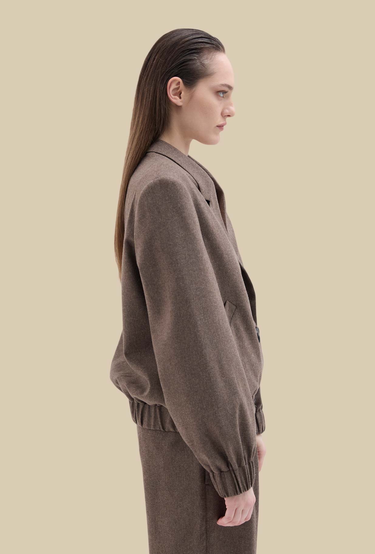 Bomber Jacket di Phisique Du Role realizzata in pregiata flanella di lana e viscosa nell’esclusiva tonalità Kasha