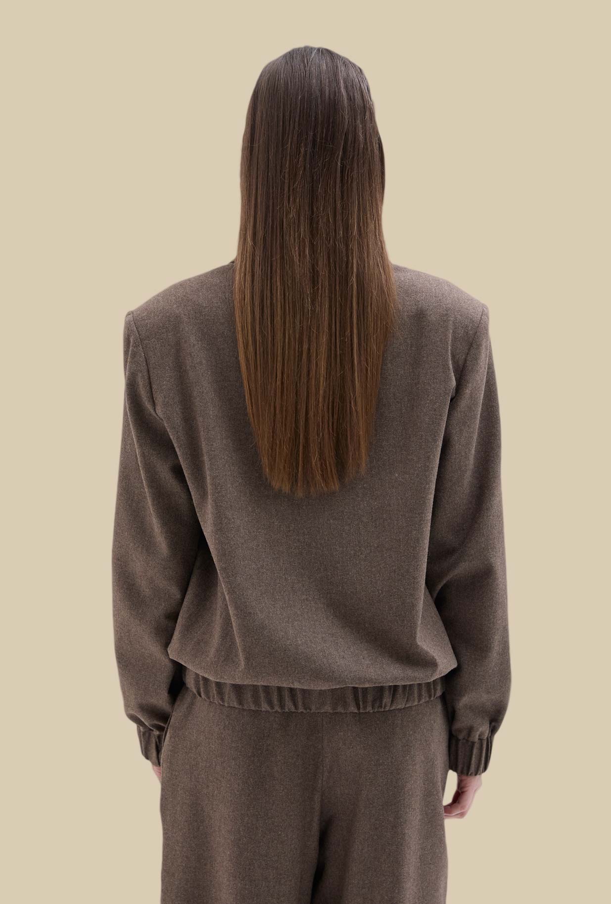 Bomber Jacket di Phisique Du Role realizzata in pregiata flanella di lana e viscosa nell’esclusiva tonalità Kasha