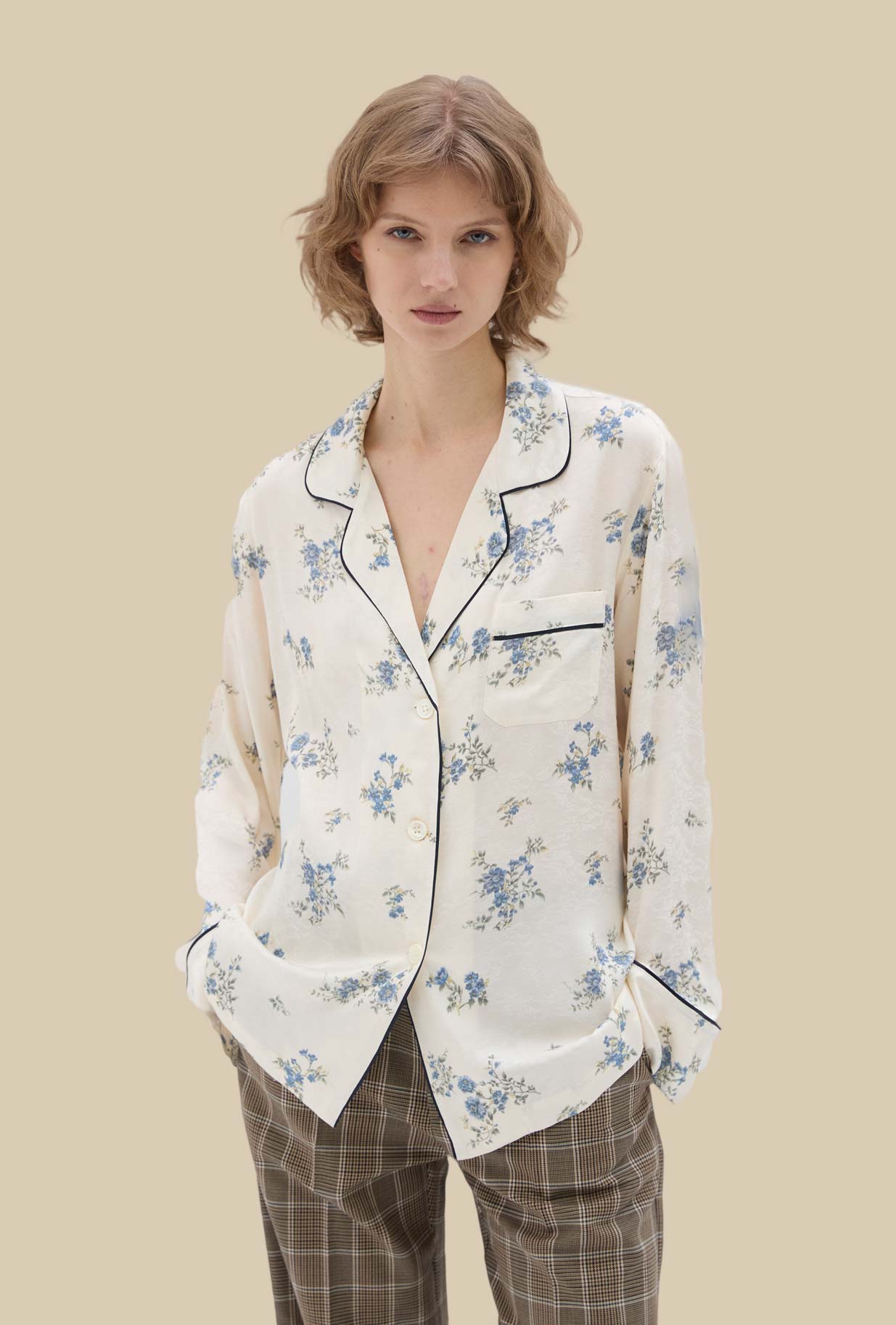 Camicia Pajama di Phisique Du Role realizzata in prezioso jacquard nel delicato motivo floreale Sky Bouquet