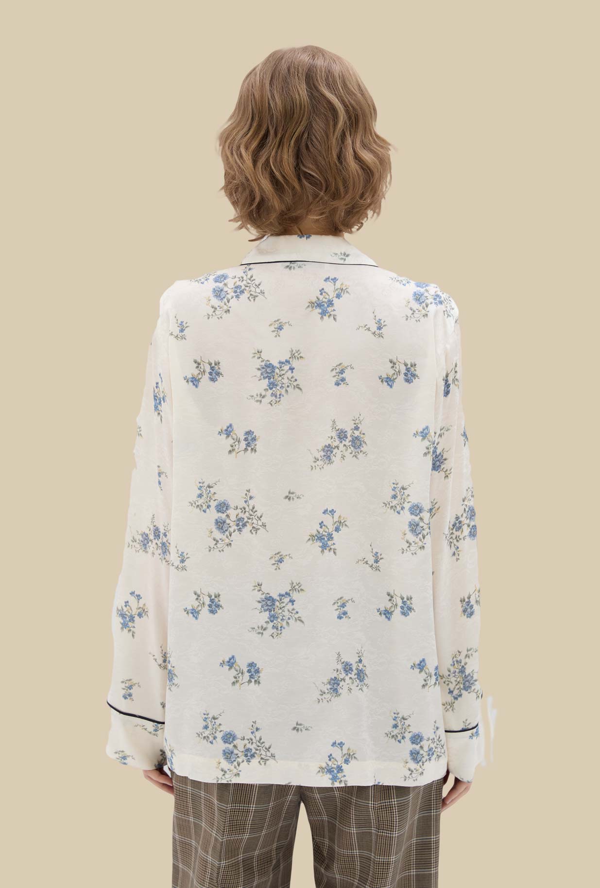Camicia Pajama di Phisique Du Role realizzata in prezioso jacquard nel delicato motivo floreale Sky Bouquet
