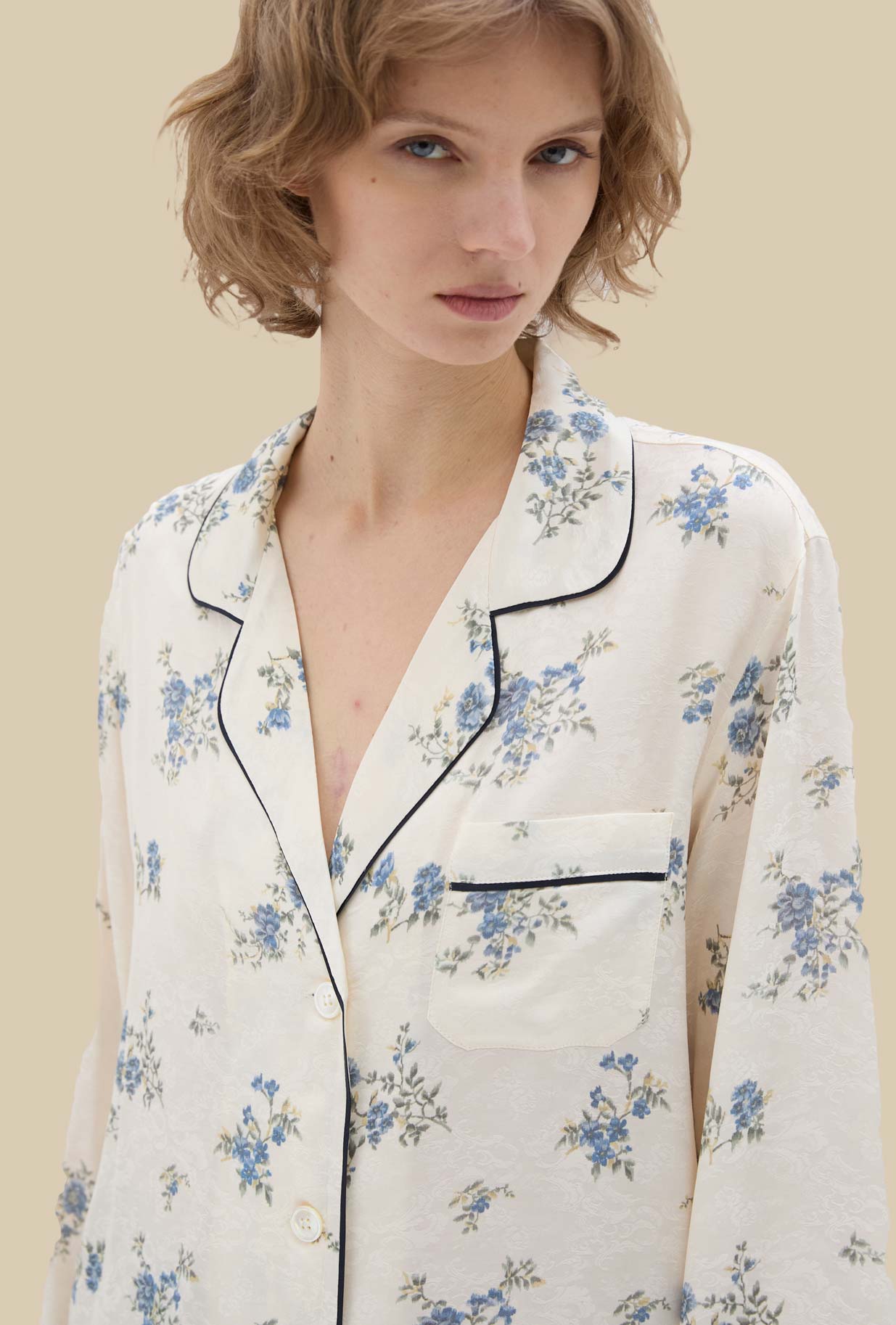 Camicia Pajama di Phisique Du Role realizzata in prezioso jacquard nel delicato motivo floreale Sky Bouquet
