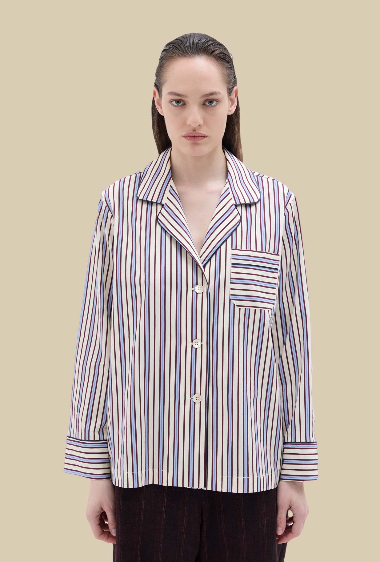 Camicia Pajama di Phisique Du Role realizzata nella raffinata fantasia Regimental Striped nella delicata nuance Avorio