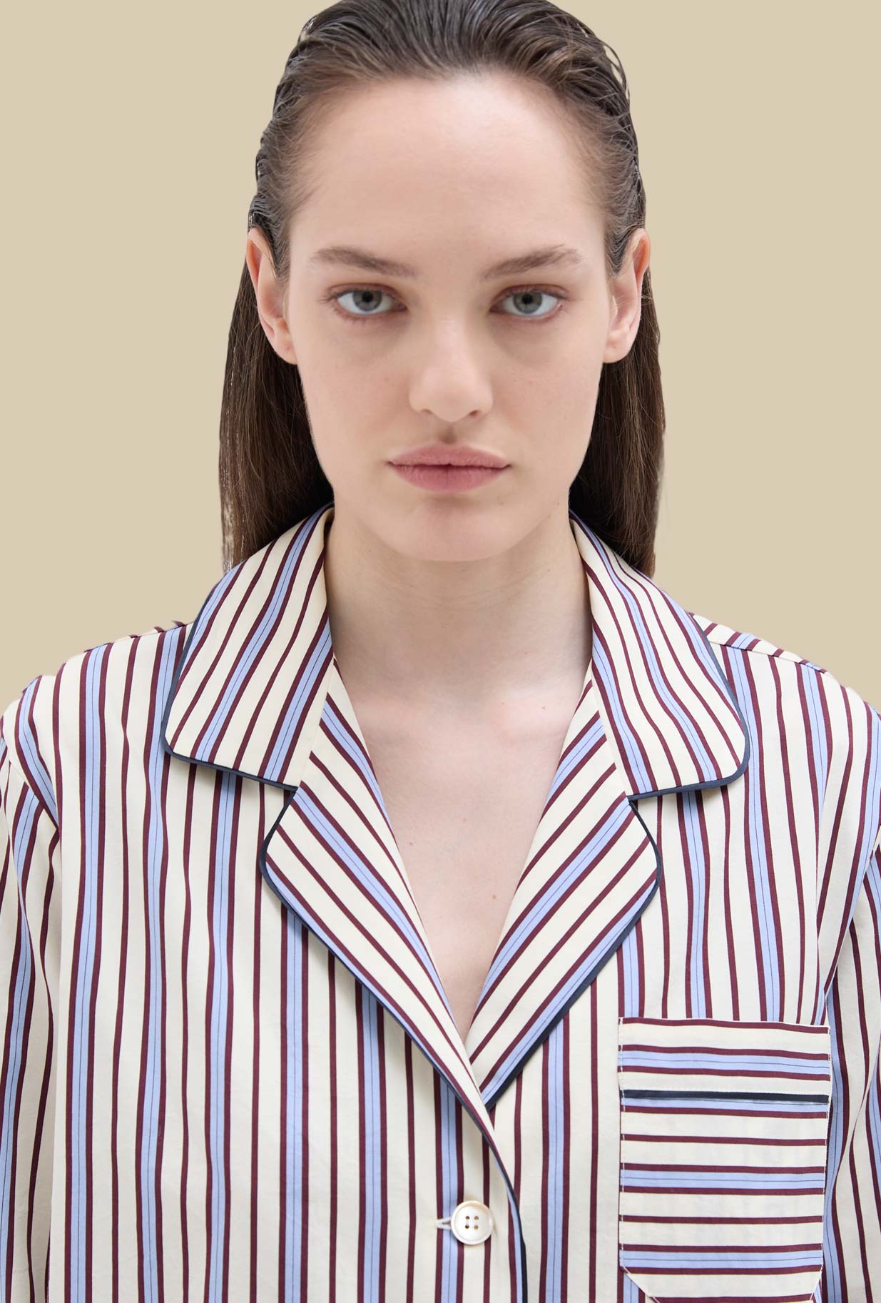 Camicia Pajama di Phisique Du Role realizzata nella raffinata fantasia Regimental Striped nella delicata nuance Avorio