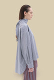 Camicia Reversibile di Phisique du Role interpreta l'eleganza contemporanea con raffinata semplicità realizzata in cotone nella delicata nuance White da Donna