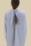 Camicia Reversibile di Phisique du Role interpreta l'eleganza contemporanea con raffinata semplicità realizzata in cotone nella delicata nuance White da Donna