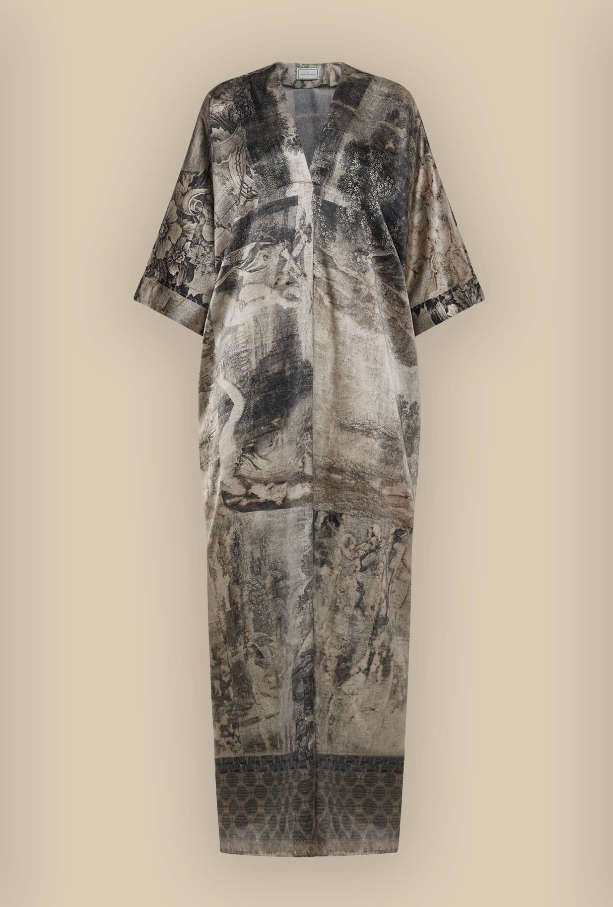 Abito Kaftan in seta Imperial Toile firmato Pierre Louis Mascia si trasforma in un piccolo racconto da indossare