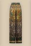 Pantalone in seta di Pierre Louis Mascia svela il suo animo sensuale attraverso l’evocativa stampa Savage Jungle