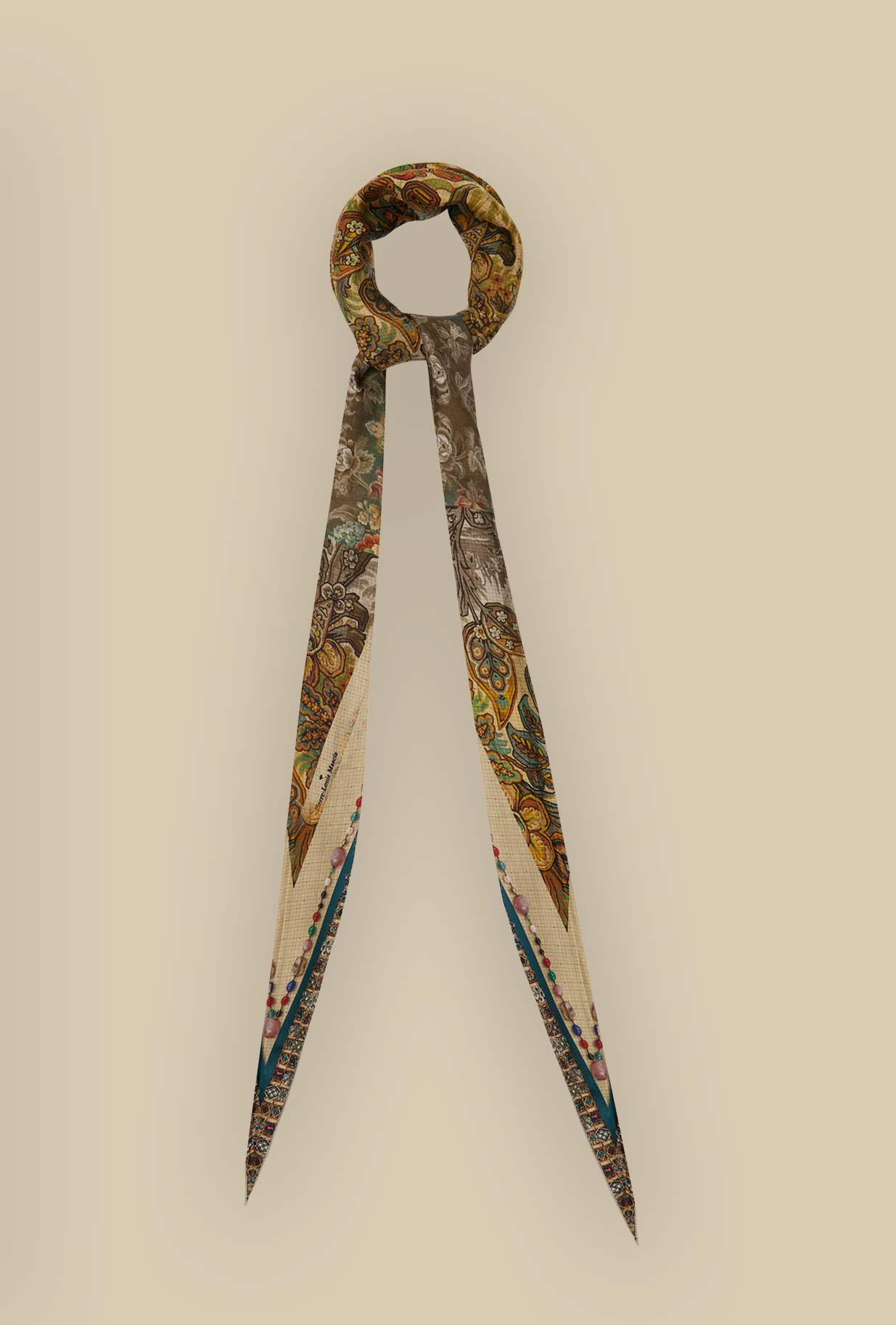 Foulard in seta Savage Jungle della maison Pierre Louis Mascia cattura lo sguardo con un elaborato intreccio di motivi floreali e paisley