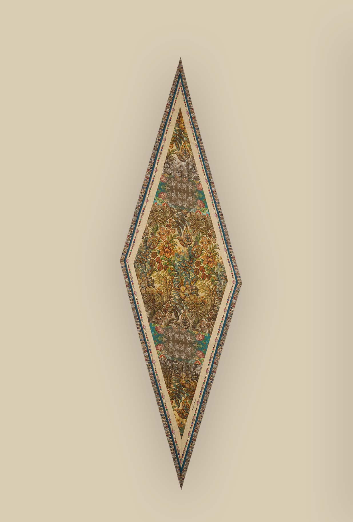 Foulard in seta Savage Jungle della maison Pierre Louis Mascia cattura lo sguardo con un elaborato intreccio di motivi floreali e paisley