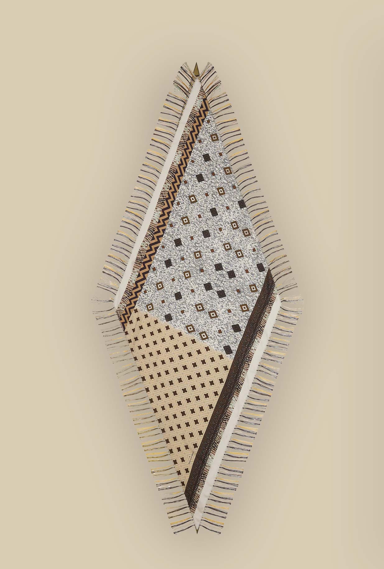 Foulard in seta Les Enfants Du Paradis di Pierre Louis Mascia evoca un piccolo mondo sospeso tra sogno e realtà in pura seta