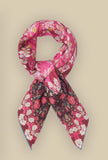 Foulard Magenta Little Flowers di Pierre Louis Mascia racconta una storia di fiori e colore su un sontuoso twill di seta