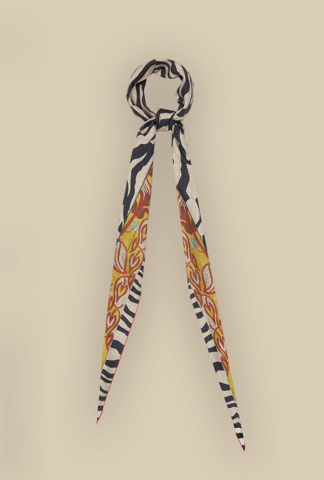 Foulard Tribal Animalier di Pierre Louis Mascia è un racconto di eleganza e istinto che prende vita nella seta