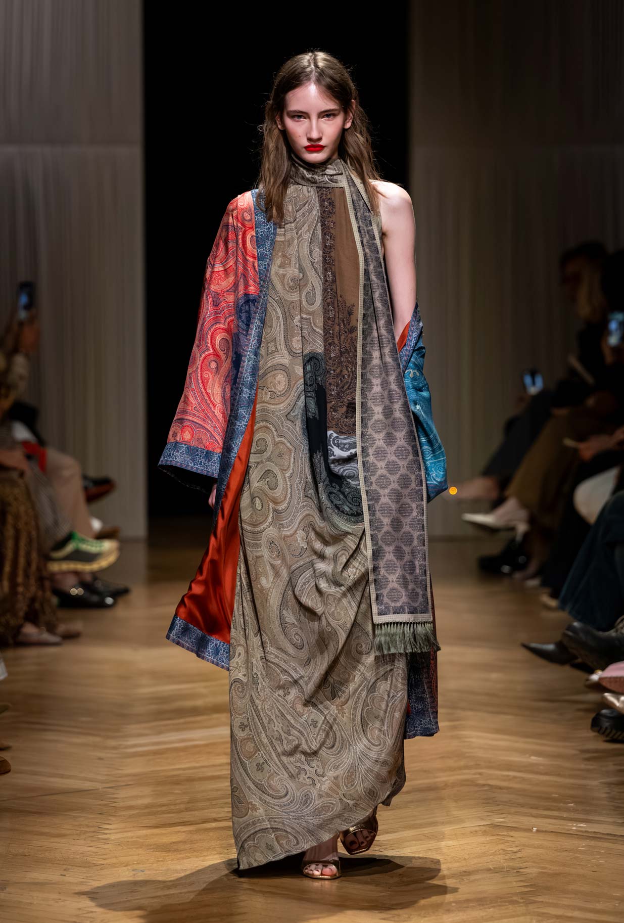 Sciarpa in Seta Imperial Toile firmata Pierre Louis Mascia si trasforma in un piccolo racconto da indossare in pura seta