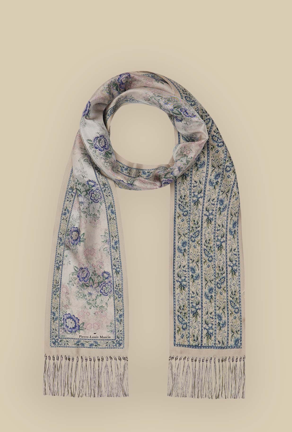 Sciarpa Romance Bouquet creata da Pierre Louis Mascia, diventa un racconto poetico tra eleganza e stile in pura seta