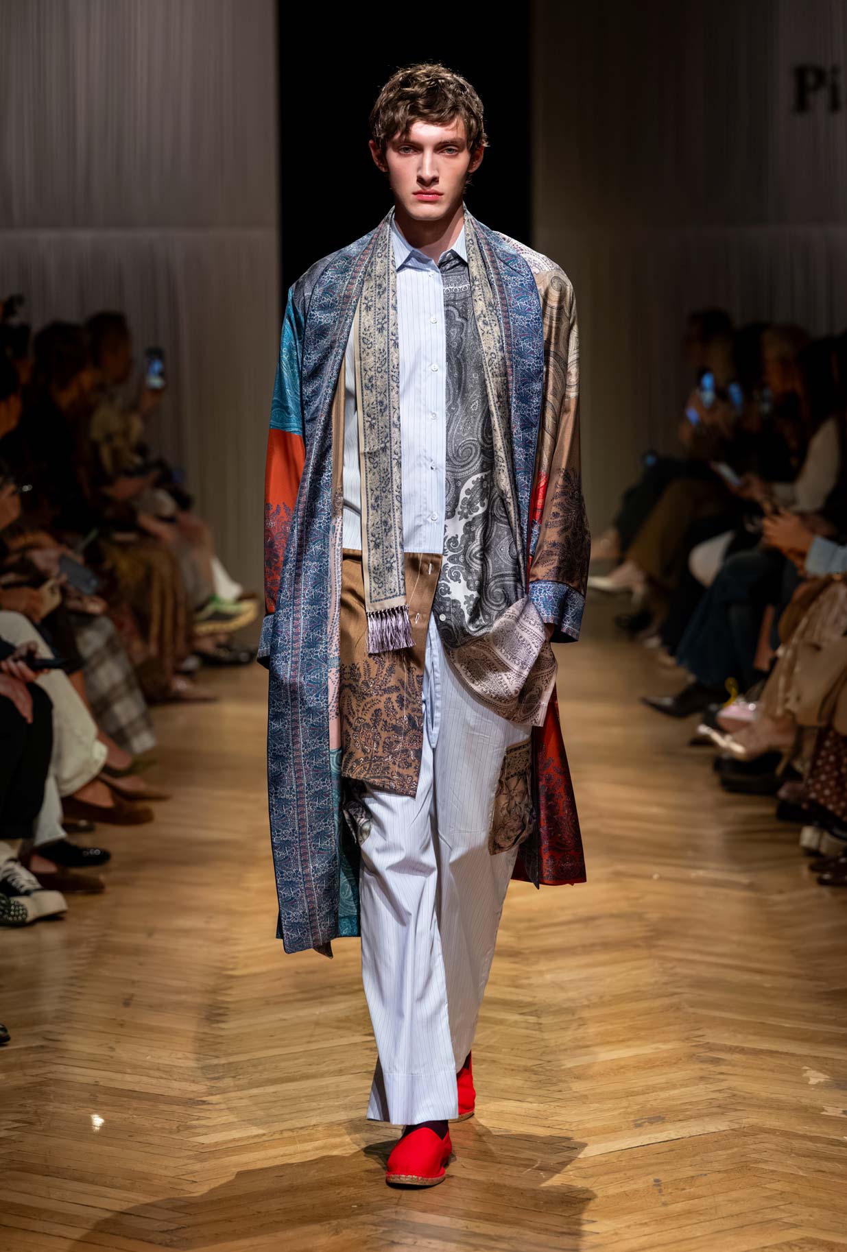 Sciarpa Romance Bouquet creata da Pierre Louis Mascia, diventa un racconto poetico tra eleganza e stile in pura seta