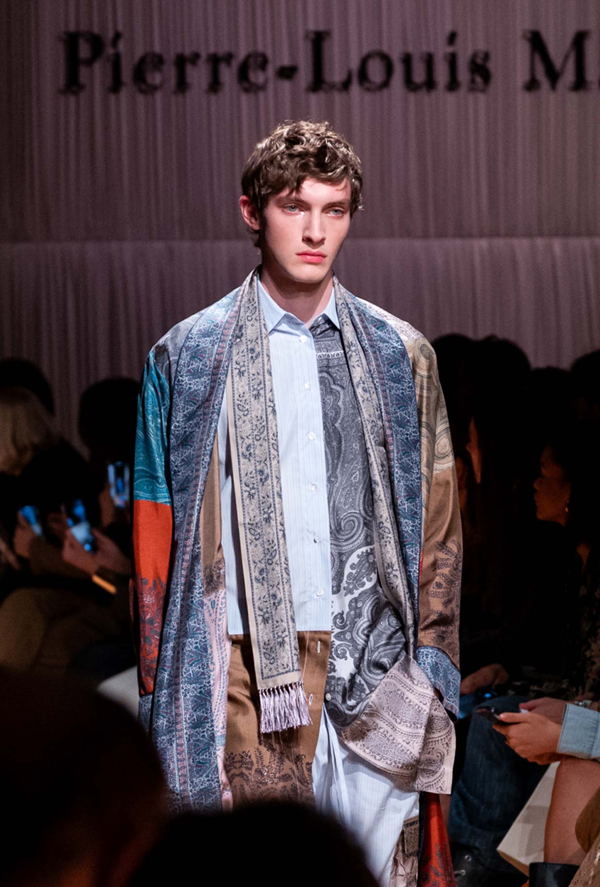 Sciarpa Romance Bouquet creata da Pierre Louis Mascia, diventa un racconto poetico tra eleganza e stile in pura seta