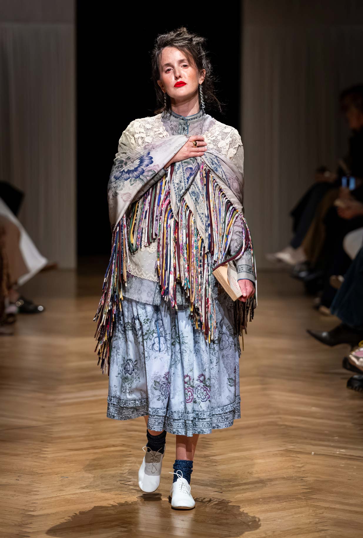 Stola in Seta Romance Bouquet firmata Pierre Louis Mascia si fa portatrice di un racconto poetico in pura seta