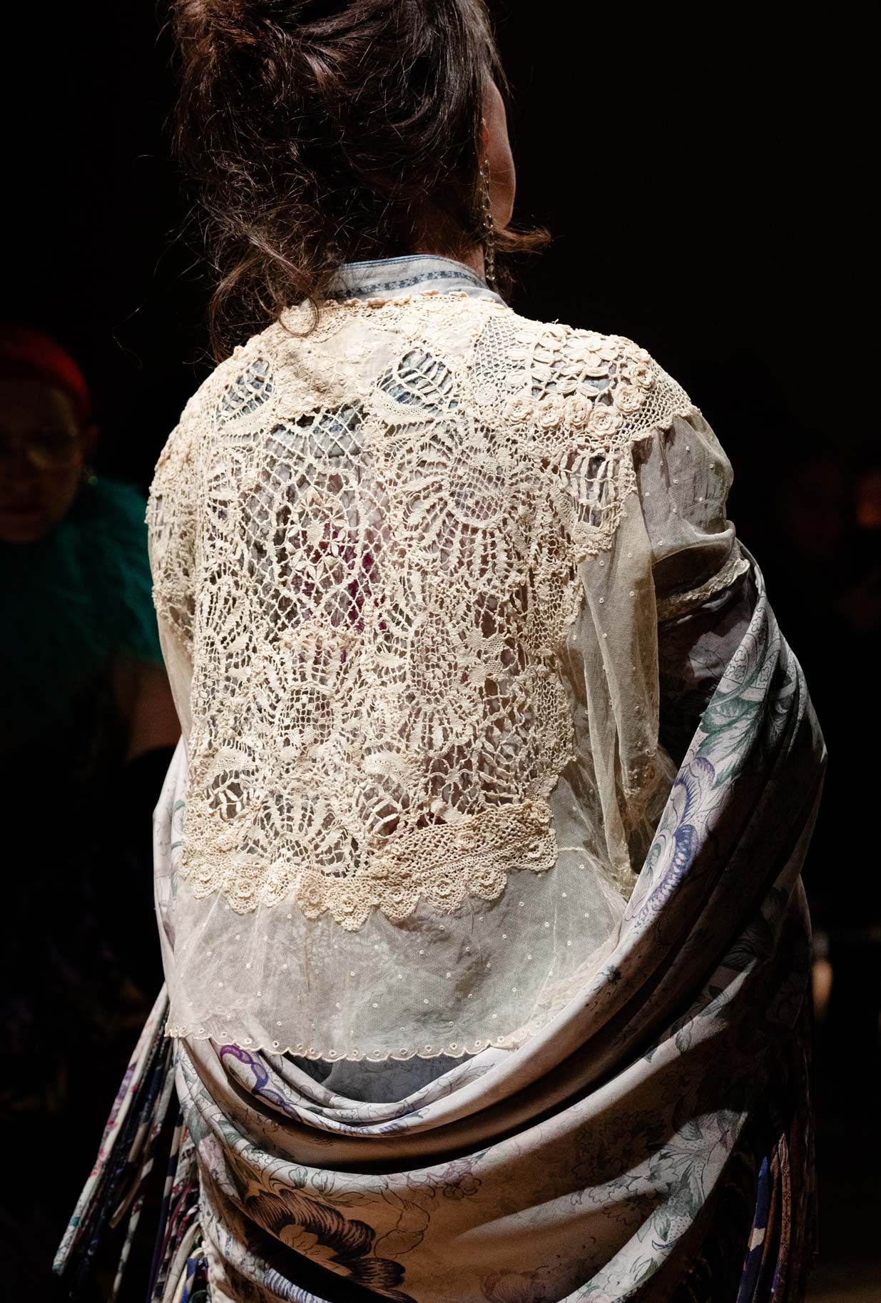 Stola in Seta Romance Bouquet firmata Pierre Louis Mascia si fa portatrice di un racconto poetico in pura seta