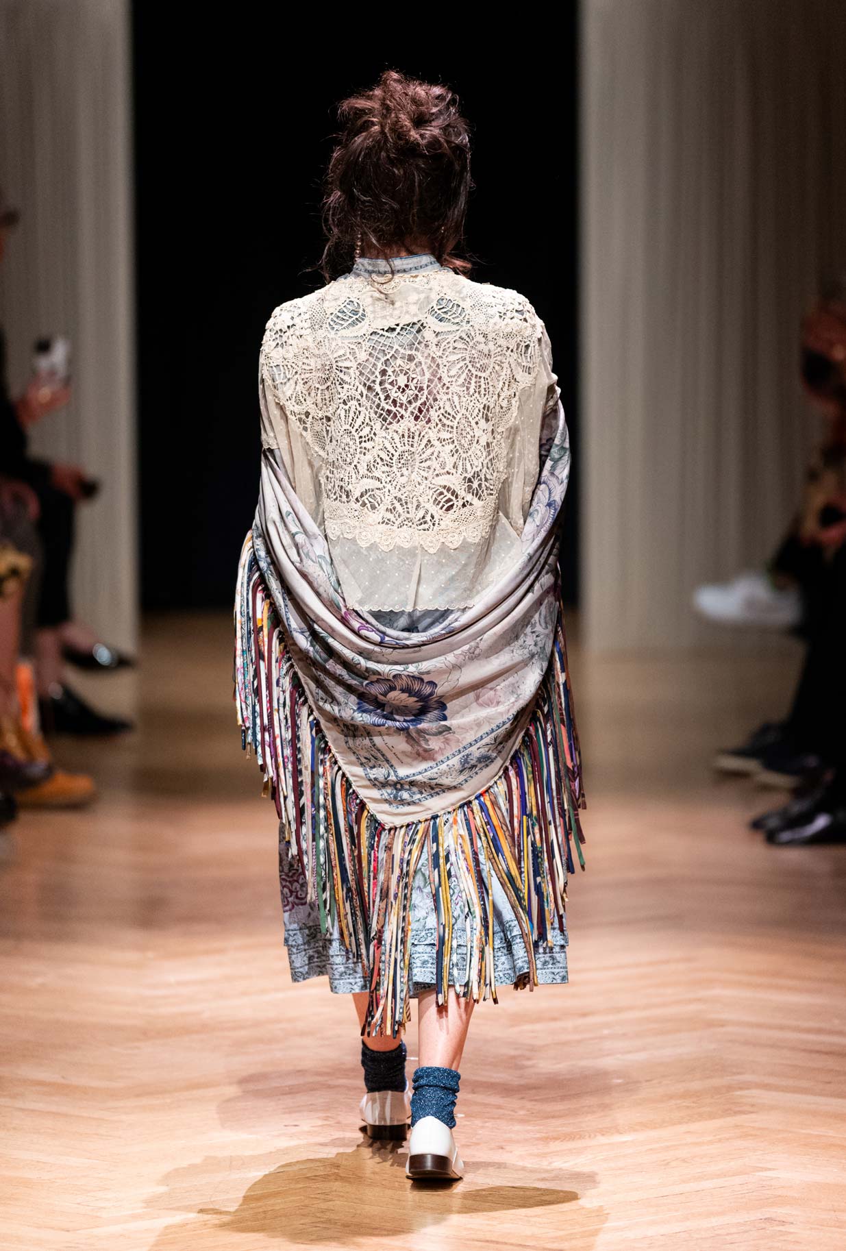 Stola in Seta Romance Bouquet firmata Pierre Louis Mascia si fa portatrice di un racconto poetico in pura seta