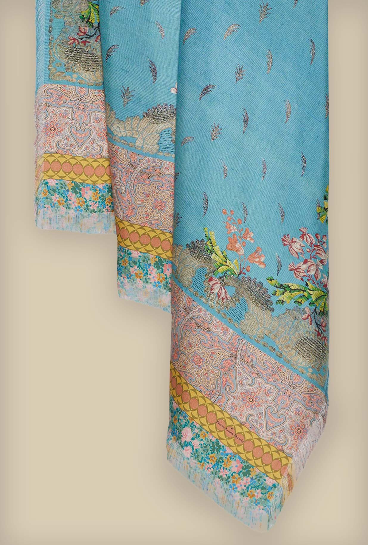 Stola in seta Côte d’Azur Dream di Pierre Louis Mascia si intrecciano con motivi floreali e paisley