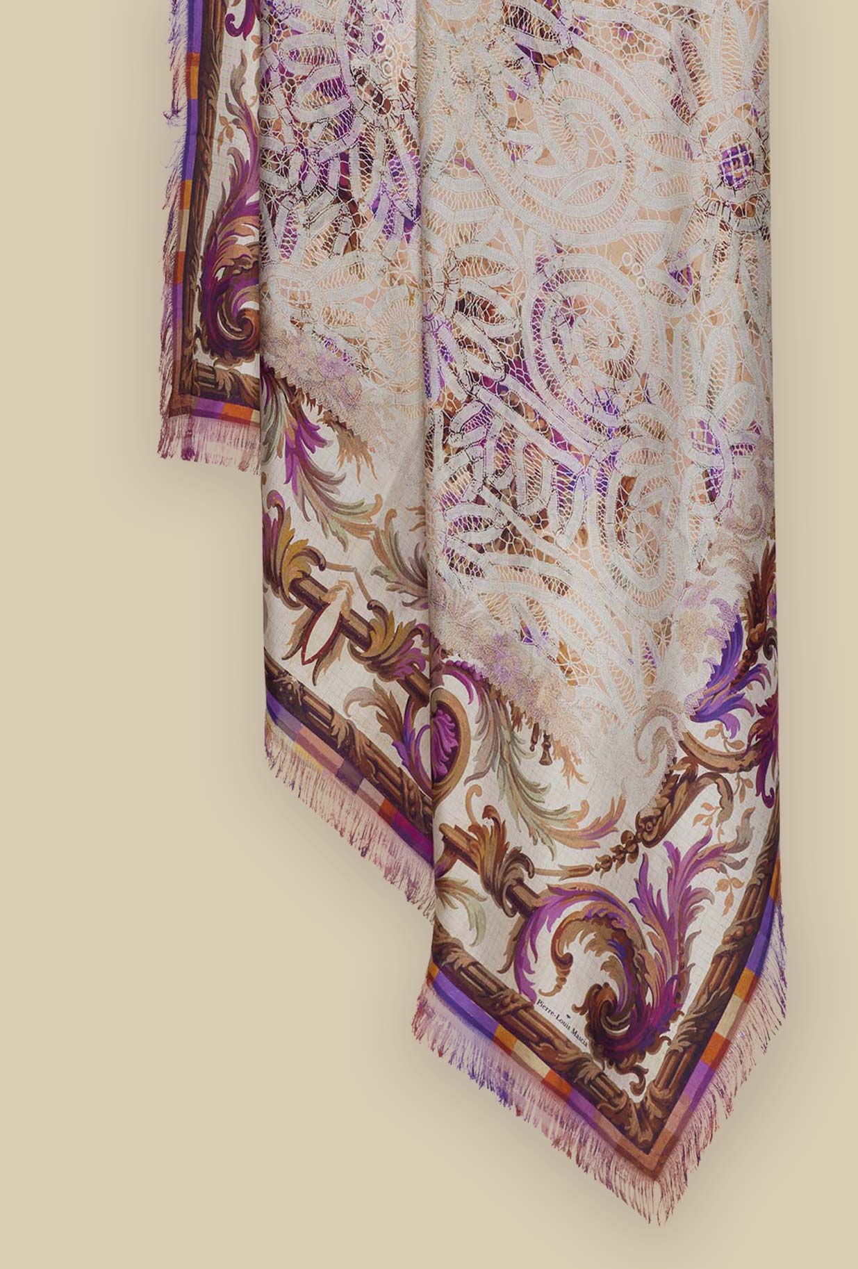 Stola in seta Imperial Toile firmata Pierre Louis Mascia esprime un sofisticato dialogo tra motivi barocchi e pattern geometrici