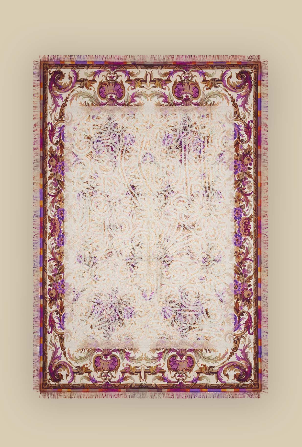 Stola in seta Imperial Toile firmata Pierre Louis Mascia esprime un sofisticato dialogo tra motivi barocchi e pattern geometrici