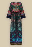 Abito Kaftan in seta Kaleidoscope Bloom di Pierre Louis Mascia avvolge la figura in una fluidità leggera e armoniosa