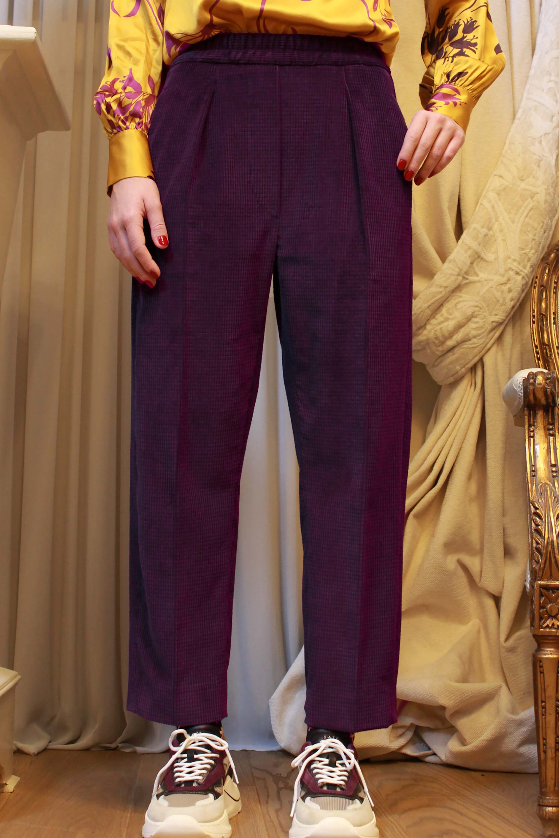 Pantalone in cordurouy viola con pince della maison Tela9 taglio cropped fw23