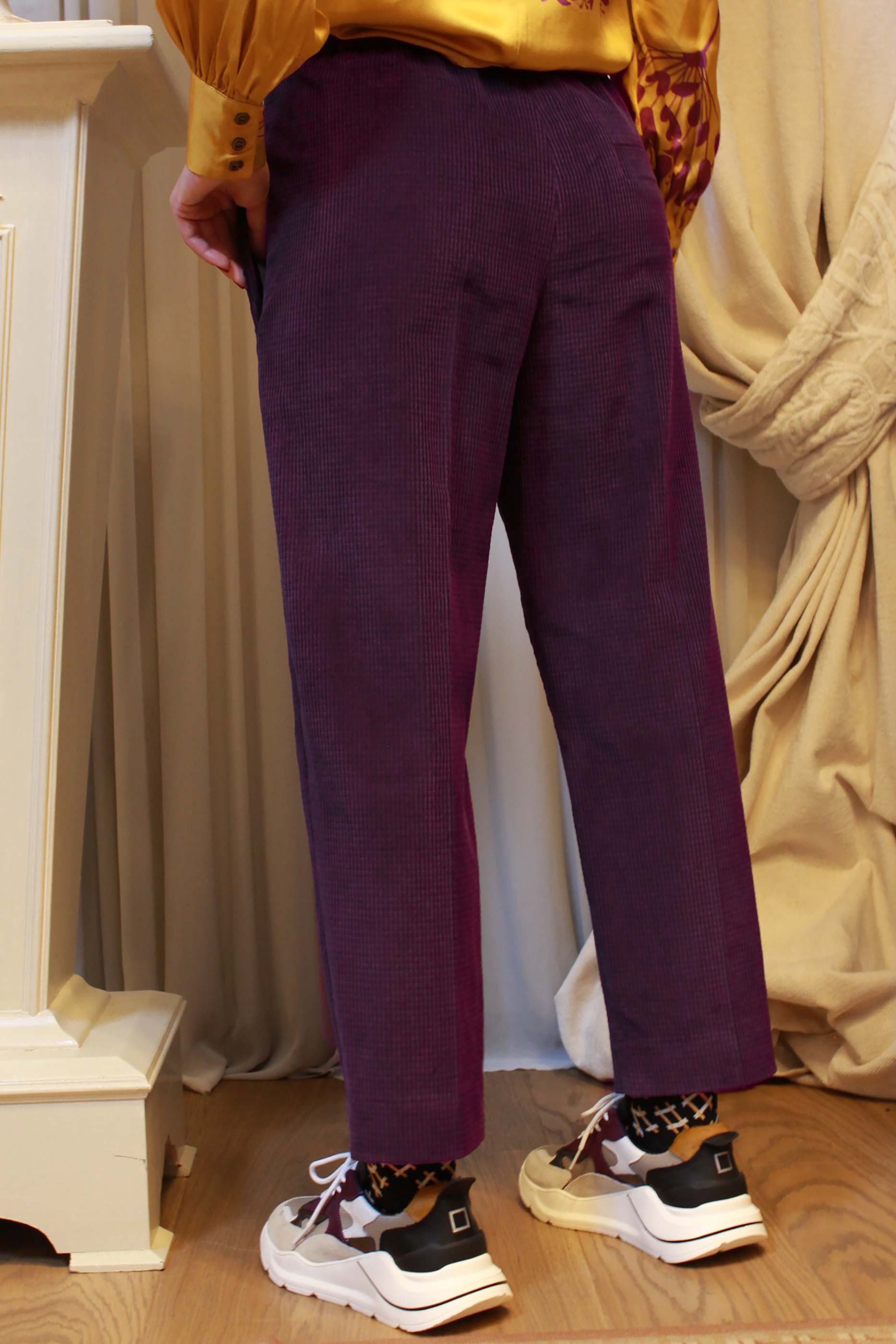 Pantalone in cordurouy viola con pince della maison Tela9 taglio cropped fw23