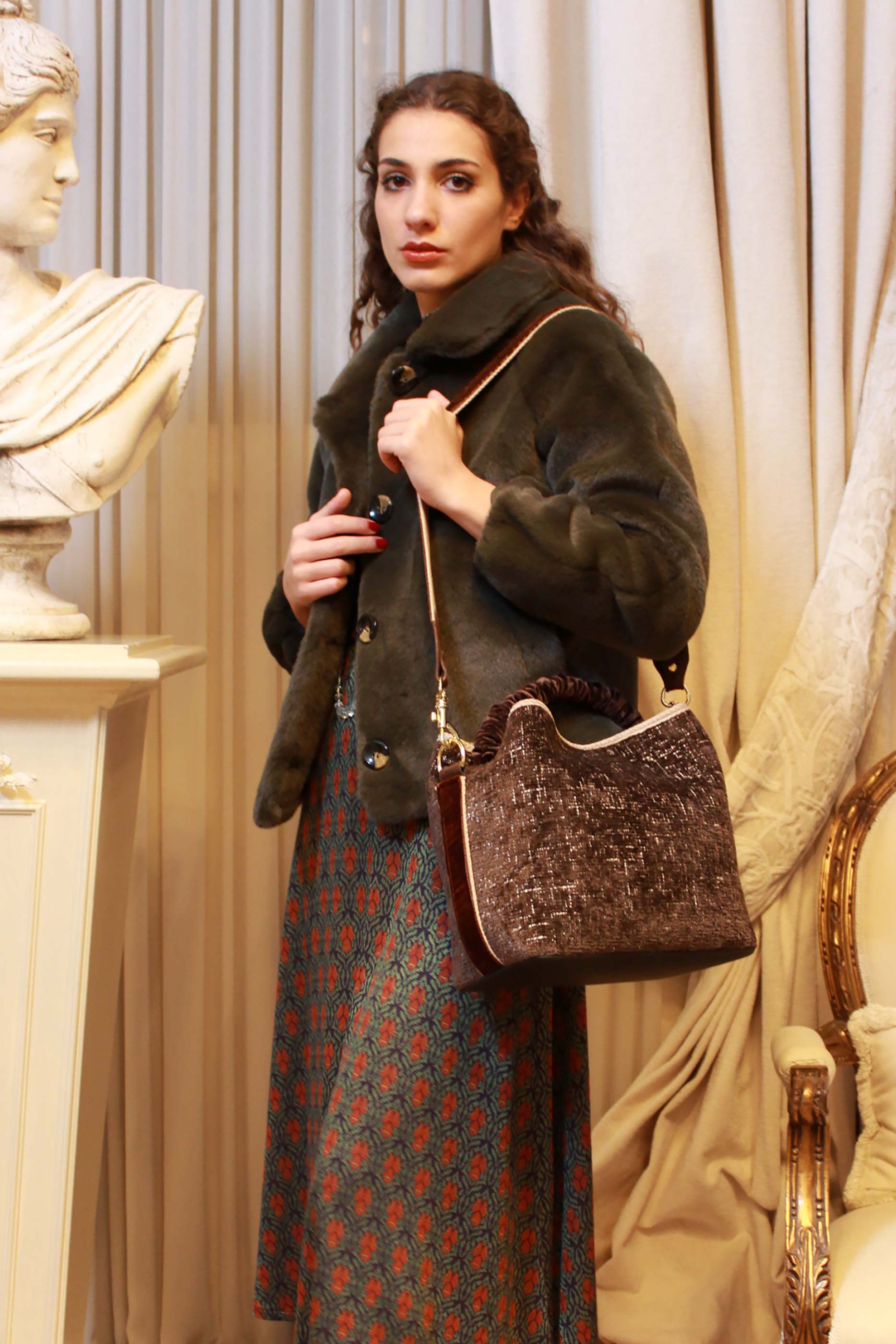 Borsa secchiello coral chenille brown della maison via mail bag made in italy autunno inverno 23