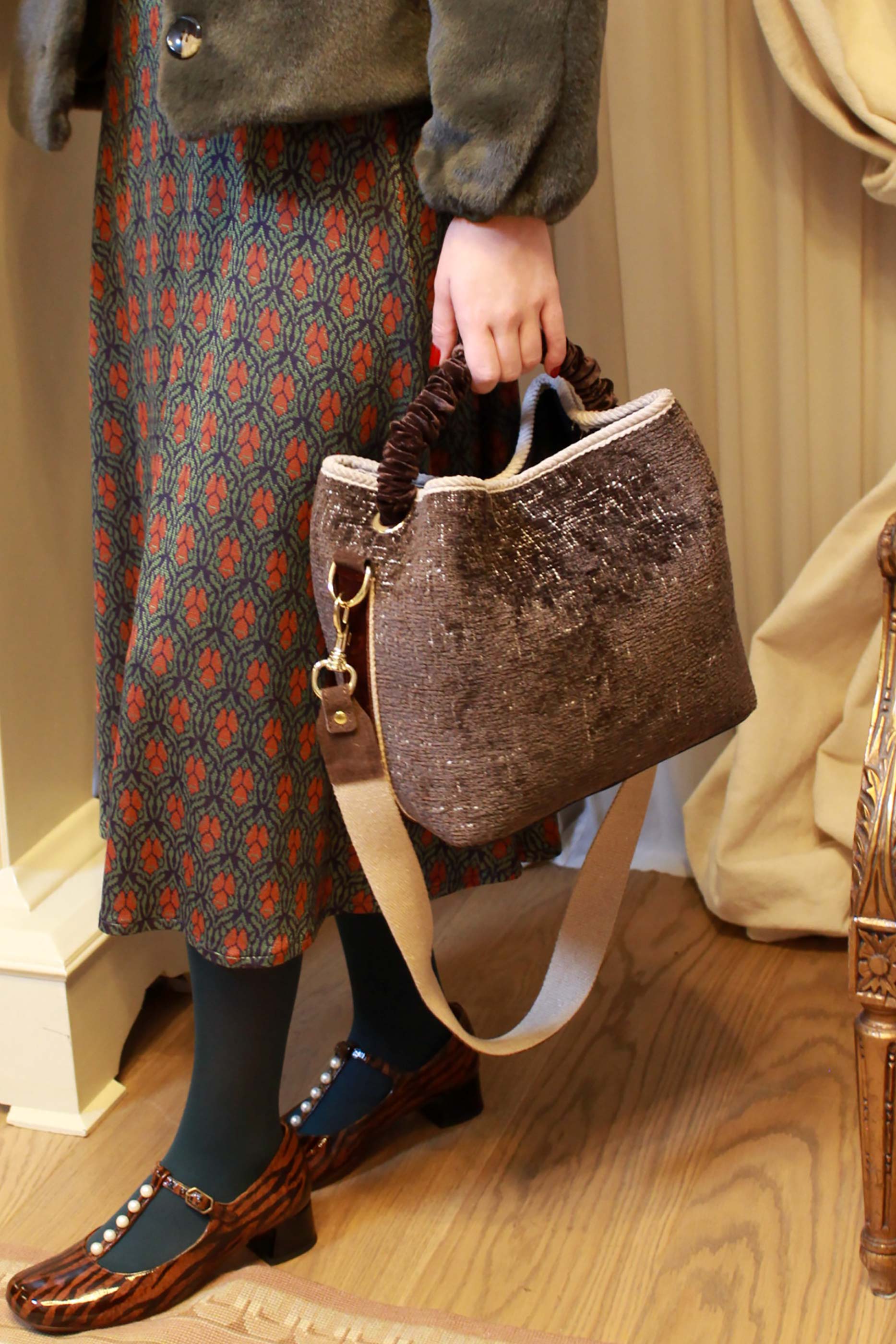 Borsa secchiello coral chenille brown della maison via mail bag made in italy autunno inverno 23
