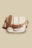 Borsa a mano con tracolla in pelle in rafia jacquard natural di via mail bag