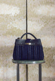 Borsa Alma di Via Mail Bag conquista con il suo design dal fascino senza tempo realizzata in pelle e ciniglia nell’intensa tonalità Blue-Ink