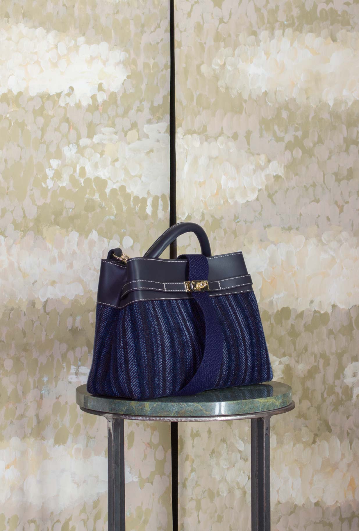 Borsa Alma di Via Mail Bag conquista con il suo design dal fascino senza tempo realizzata in pelle e ciniglia nell’intensa tonalità Blue-Ink