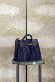 Borsa Alma di Via Mail Bag conquista con il suo design dal fascino senza tempo realizzata in pelle e ciniglia nell’intensa tonalità Blue-Ink