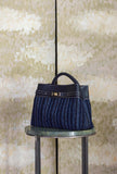 Borsa Alma di Via Mail Bag conquista con il suo design dal fascino senza tempo realizzata in pelle e ciniglia nell’intensa tonalità Blue-Ink