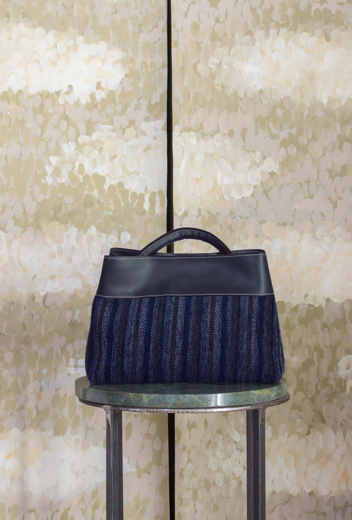 Borsa Alma di Via Mail Bag conquista con il suo design dal fascino senza tempo realizzata in pelle e ciniglia nell’intensa tonalità Blue-Ink