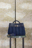 Borsa Alma di Via Mail Bag conquista con il suo design dal fascino senza tempo realizzata in pelle e ciniglia nell’intensa tonalità Blue-Ink