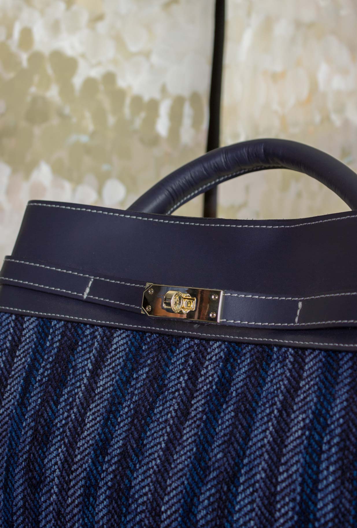 Borsa Alma di Via Mail Bag conquista con il suo design dal fascino senza tempo realizzata in pelle e ciniglia nell’intensa tonalità Blue-Ink