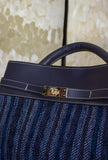 Borsa Alma di Via Mail Bag conquista con il suo design dal fascino senza tempo realizzata in pelle e ciniglia nell’intensa tonalità Blue-Ink