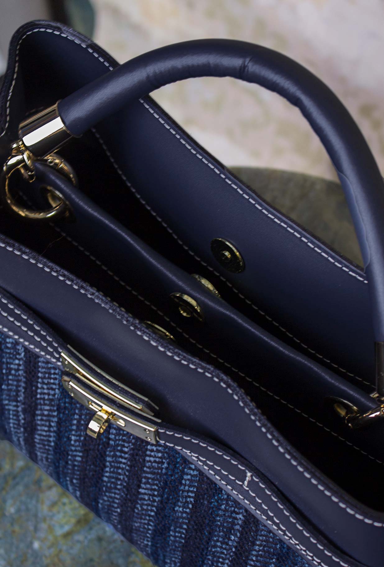 Borsa Alma di Via Mail Bag conquista con il suo design dal fascino senza tempo realizzata in pelle e ciniglia nell’intensa tonalità Blue-Ink