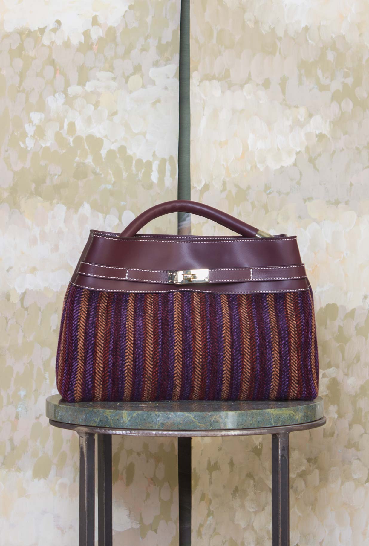 Borsa Alma di Via Mail Bag realizzata in pelle e ciniglia nell’inedita tonalità Violet-Burgundy da Donna