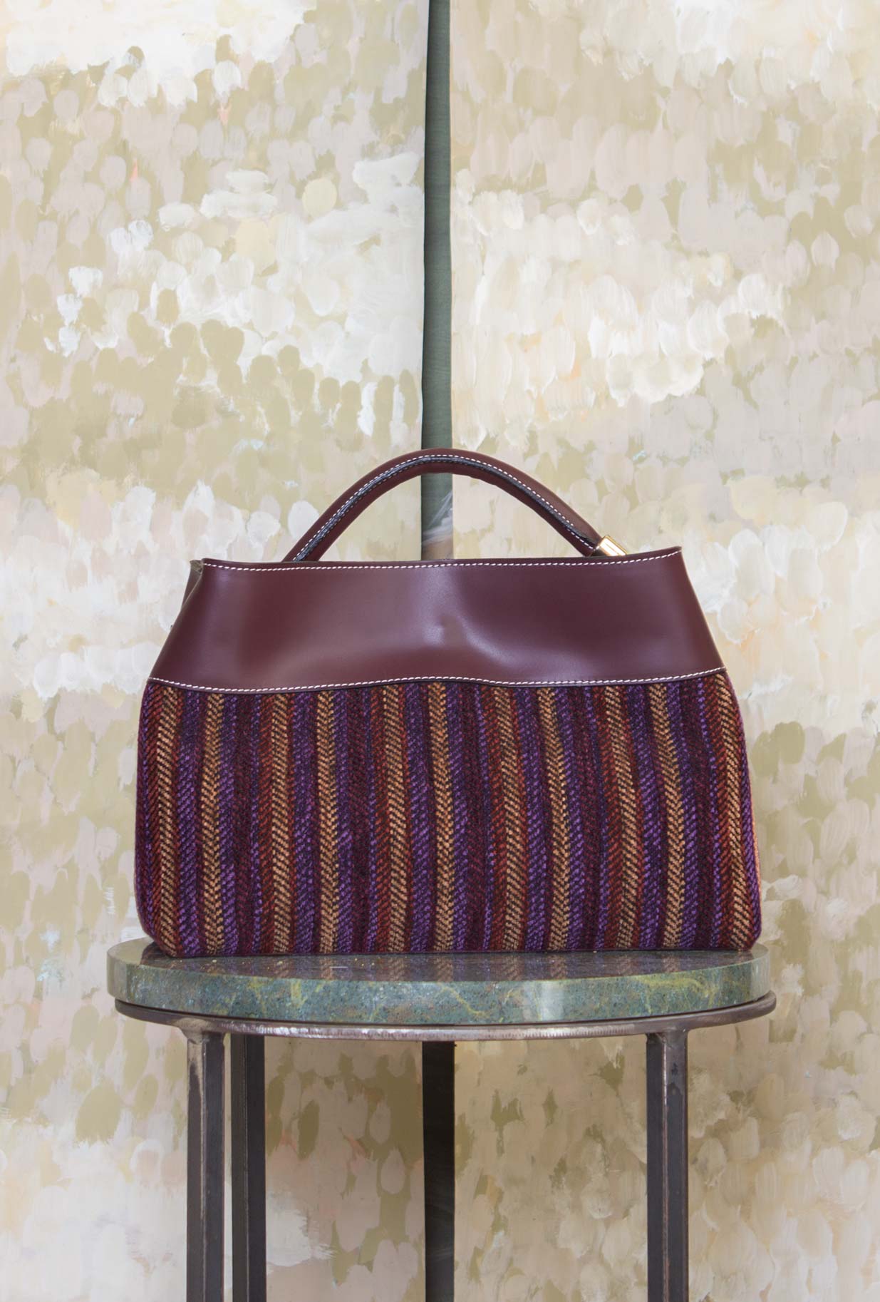Borsa Alma di Via Mail Bag realizzata in pelle e ciniglia nell’inedita tonalità Violet-Burgundy da Donna