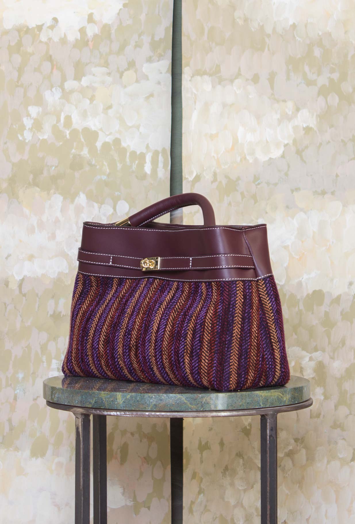 Borsa Alma di Via Mail Bag realizzata in pelle e ciniglia nell’inedita tonalità Violet-Burgundy da Donna