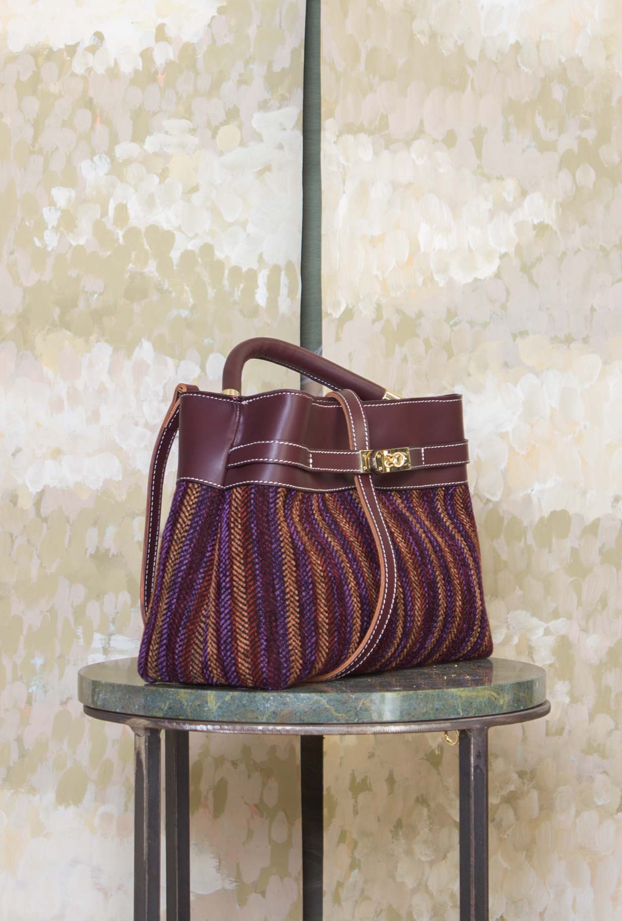 Borsa Alma di Via Mail Bag realizzata in pelle e ciniglia nell’inedita tonalità Violet-Burgundy da Donna