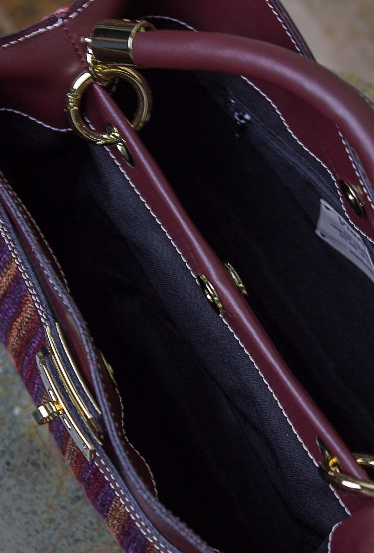 Borsa Alma di Via Mail Bag realizzata in pelle e ciniglia nell’inedita tonalità Violet-Burgundy da Donna