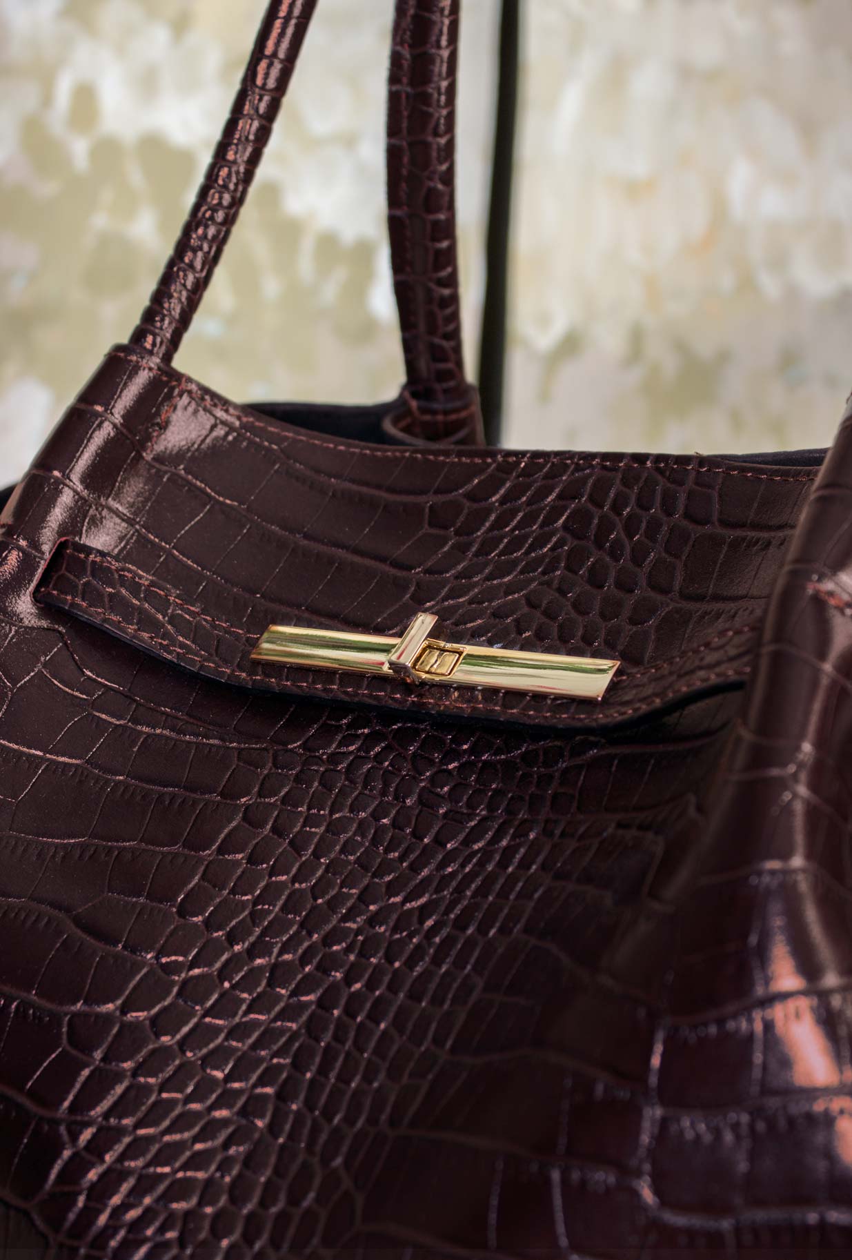 Borsa Tote Zuma di Via Mail Bag realizzata in pelle effetto cocco nell’intensa tonalità Moro
