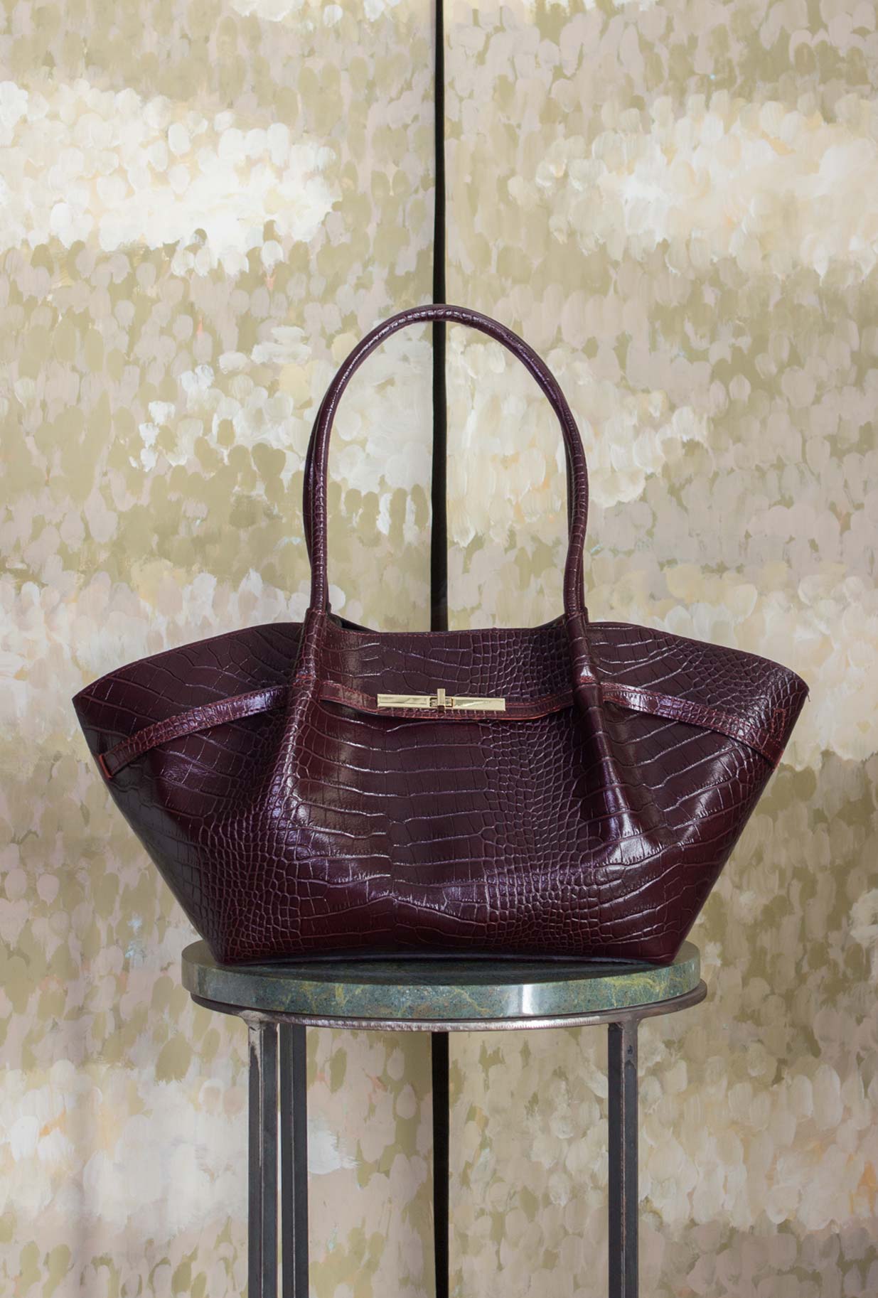 Borsa Tote Zuma di Via Mail Bagn realizzata in pelle effetto cocco nell’intensa tonalità Melanzana