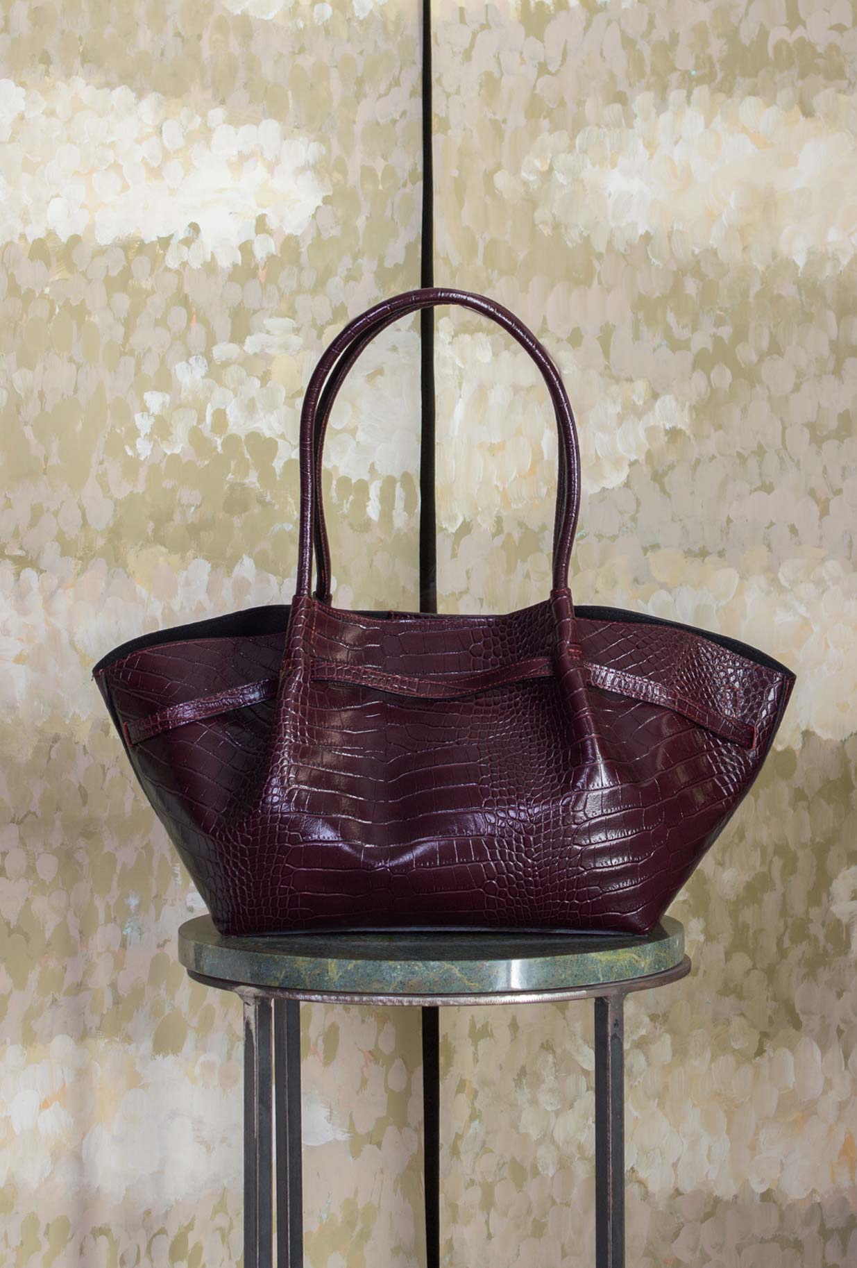 Borsa Tote Zuma di Via Mail Bagn realizzata in pelle effetto cocco nell’intensa tonalità Melanzana