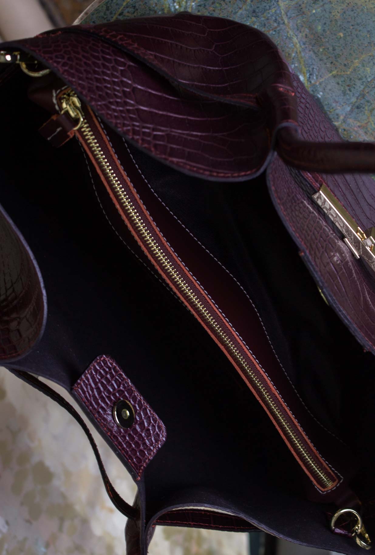 Borsa Tote Zuma di Via Mail Bagn realizzata in pelle effetto cocco nell’intensa tonalità Melanzana
